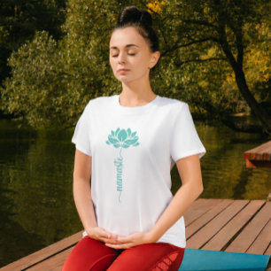 T-shirt Namaste Black Lotus Flower Script moderne