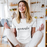 T-shirt Namaste | Spiritual méditation yoga moderne<br><div class="desc">Simple, stylistique "namaste" quota art design dans un manuel moderne minimaliste script typographiy. The slogan can easily be personalized with your own words for a perfect gift for a yoga bunny or pilates lover ! Namasté literally means Greetings to you. Dans la Vedas, namaste mostly occurs as a salutation to...</div>