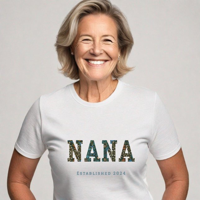 T-shirt Nana année customisée - tendance fleurie (Trendy NANA t-shirt with floral detail. Customizable year. This model is #generativecontent)