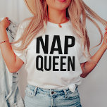 T-shirt Nap Queen Black & White Citation<br><div class="desc">Qui n’aime pas les siestes ? Montrez votre statut de reine de la sieste dans ce tee super mignon. Design propose une pièce punny sur le rap lyrique avec "nap queen" dans la police de caractères noir moderne.</div>