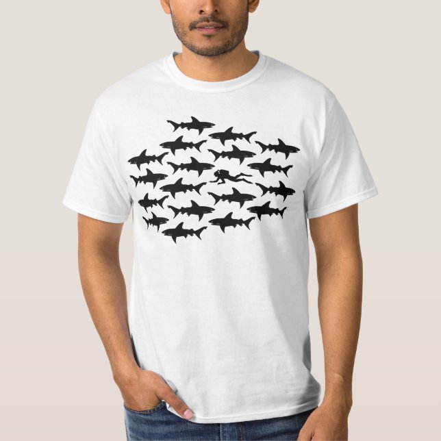 T-shirt Natation de plongeur autonome avec des requins (Devant)