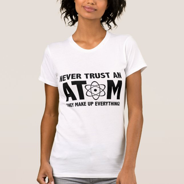 T-shirt Ne Fais Jamais Confiance À Un Atom. Ils Composent  (Devant)