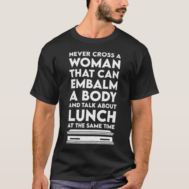 T-shirt Ne jamais croiser une femme embaumeure de directeu (Devant)