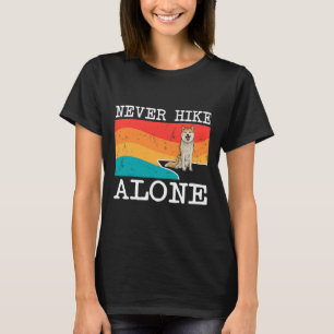 T-shirt Ne jamais randonner seul Akita Graphique Randonnée