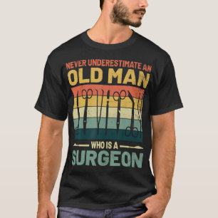 T-shirt Ne jamais sous-estimer un vieil homme qui est un c