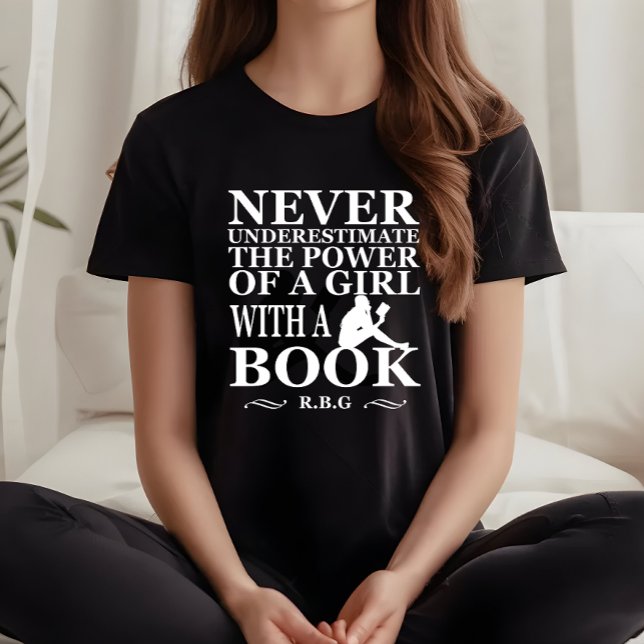 T-shirt Ne jamais sous-estimer une fille avec un livre (Créateur téléchargé)