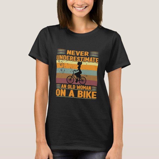 T-shirt Ne jamais sous-estimer une vieille femme à vélo (Devant)