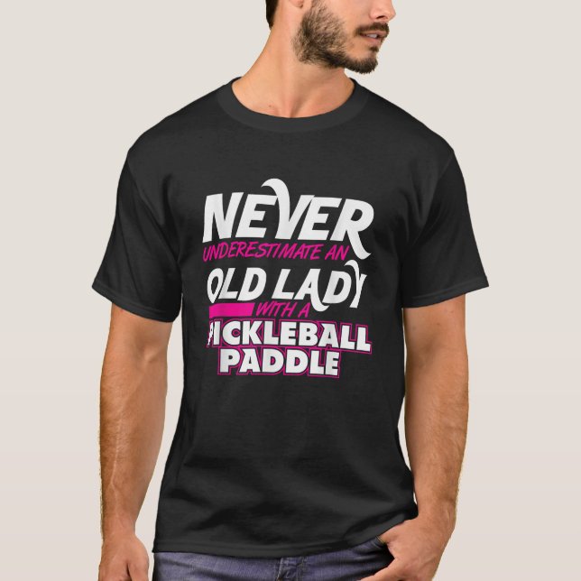 T-shirt Ne jamais sous-estimer Vielle Lady Pickleball Padd (Devant)