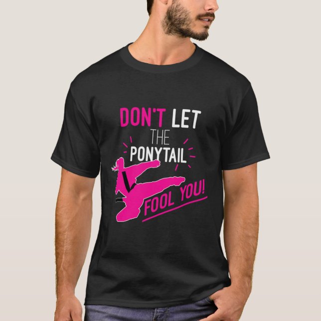 T-shirt Ne laissez pas la queue de cheval vous tromper Kar (Devant)