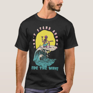 T-shirt Ne pas se tenir à l'écart de la marche Le surfeur