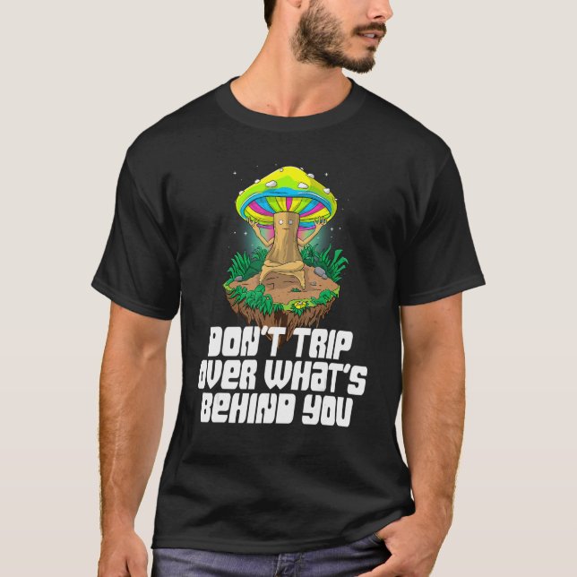 T-shirt Ne pas trébucher sur ce qui se cache derrière la m (Devant)