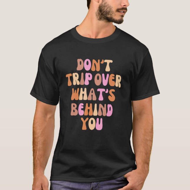 T-shirt Ne pas trébucher sur ce qui se cache derrière votr (Devant)