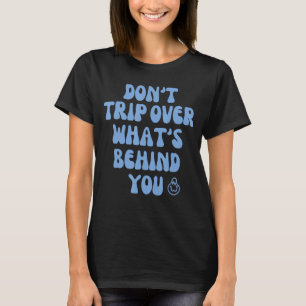 T-shirt Ne pas trébucher sur ce qui se cache derrière votr