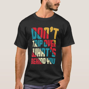 T-shirt Ne pas trébucher sur ce qui se cache derrière vous
