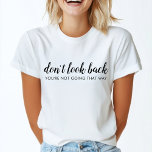 T-shirt Ne regarde pas en arrière | Citation positive mode<br><div class="desc">Simple et élégant "Ne regardez pas en arrière, vous n’allez pas de cette façon" conception personnalisée avec typographie de script moderne dans un style de design minimaliste inspiré par la positivité et l’avenir. Le texte peut facilement être customisé pour ajouter votre propre nom ou slogan personnalisé pour le cadeau parfait!...</div>