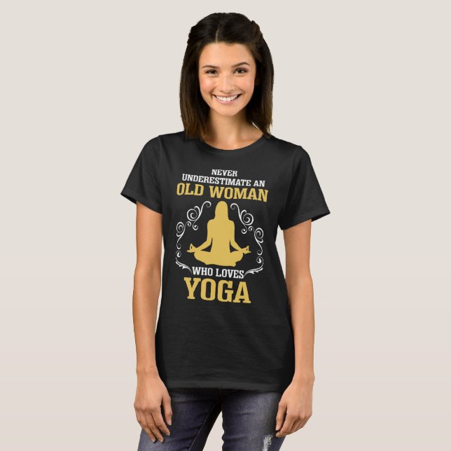 T-shirt Ne sous-estimez jamais dame âgée qui aime le yoga (Devant entier)