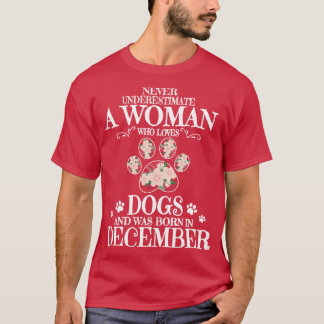 T-shirt Ne Sous-Estimez Jamais La Femme Qui Aime Les Chien