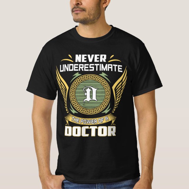 T-shirt Ne Sous-Estimez Jamais Le Pouvoir D'Un Médecin (Devant)