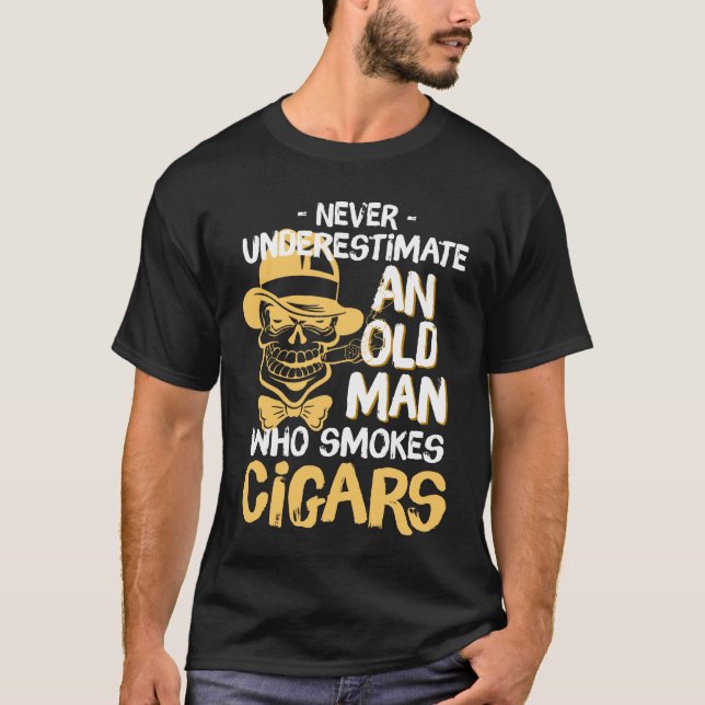 T-shirt Ne sous-estimez jamais le vieux fumeur de cigares (Devant)