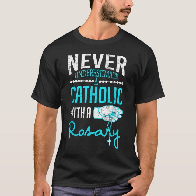 T-shirt Ne Sous-Estimez Jamais Un Catholique Avec Un Rosai (Devant)