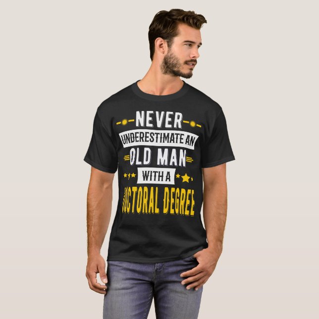T-shirt Ne sous-estimez jamais un vieil homme avec un (Devant entier)