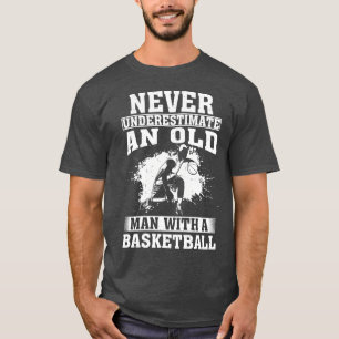 T-shirt Ne sous-estimez jamais un vieil homme avec un bask