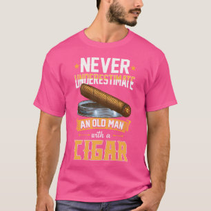 T-shirt Ne sous-estimez jamais un vieil homme avec un ciga