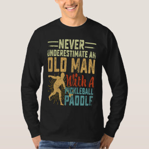 T-shirt Ne sous-estimez jamais un vieil homme avec un P de