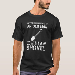 T-shirt Ne sous-estimez jamais un vieil homme avec une cha