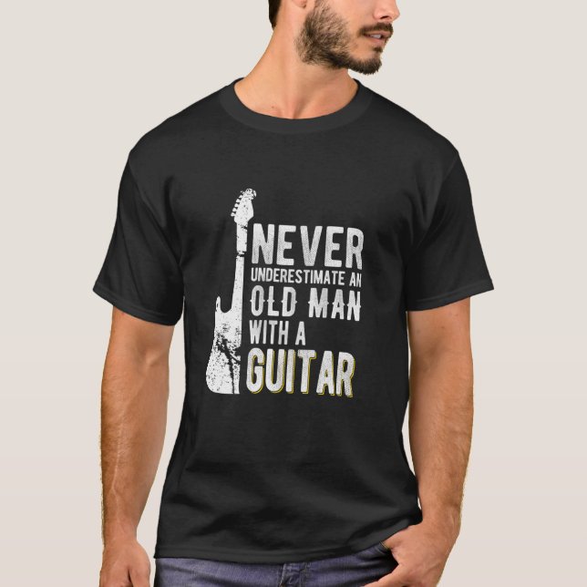 T-shirt Ne sous-estimez jamais un vieil homme avec une Gui (Devant)