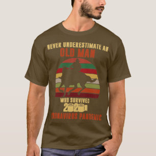 T-shirt Ne sous-estimez jamais un vieil homme qui a survéc
