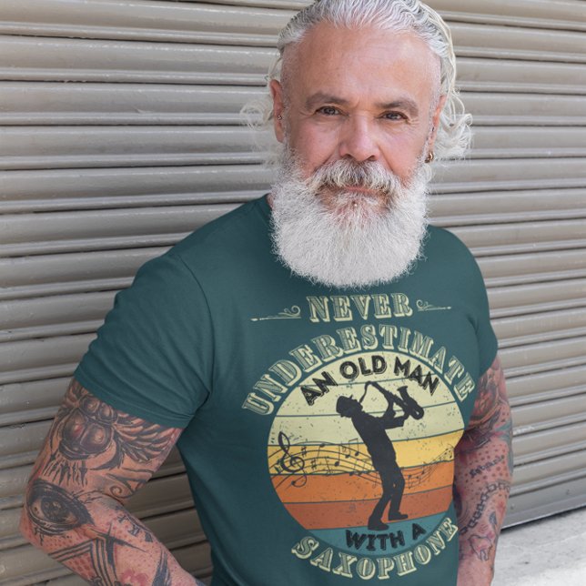 T-shirt Ne sous-estimez jamais un vieil homme - saxophone (Créateur téléchargé)