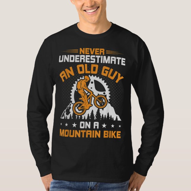 T-shirt Ne sous-estimez jamais un vieil homme sur Mountain (Devant)