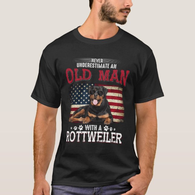 T-shirt Ne Sous-Estimez Jamais Un Vieux Avec Un Rottweiler (Devant)