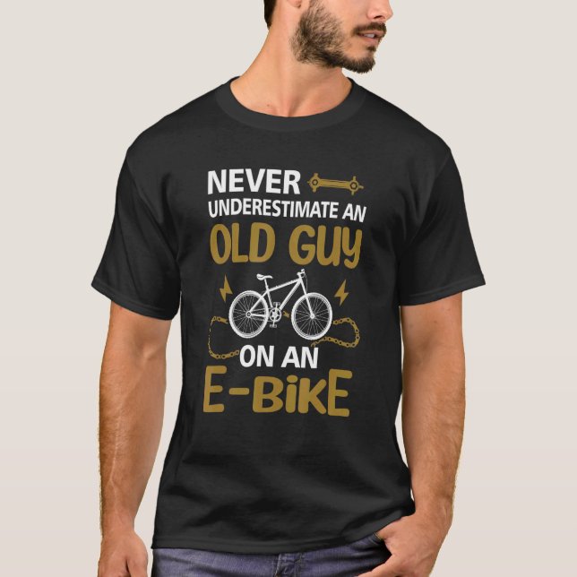 T-shirt Ne Sous-Estimez Jamais Un Vieux Gars Sur Un Électr (Devant)
