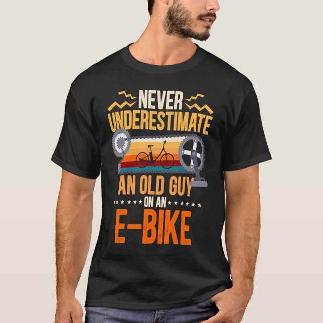T-shirt Ne Sous-Estimez Jamais Un Vieux Gars Sur Un Vélo E (Devant)