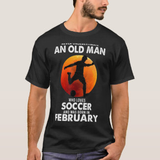 T-shirt Ne Sous-Estimez Jamais Un Vieux Homme Aime Le Foot