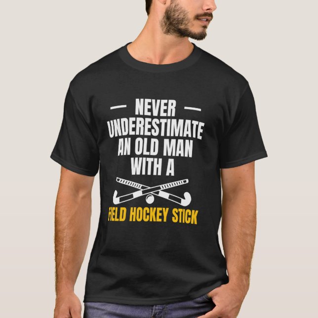 T-shirt Ne Sous-Estimez Jamais Un Vieux Homme Avec Un Hock (Devant)