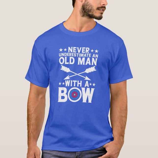 T-shirt Ne Sous-Estimez Jamais Un Vieux Homme Avec Une Bow (Devant)