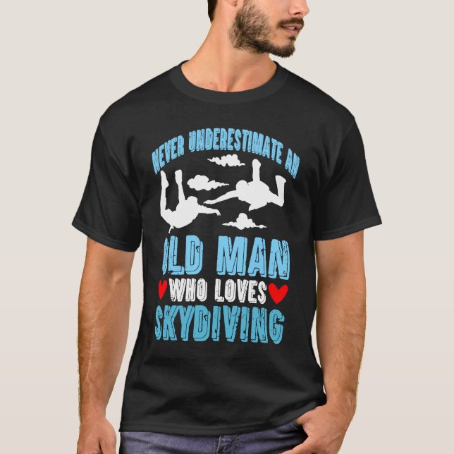 T-shirt Ne Sous-Estimez Jamais Un Vieux Homme Qui Aime La  (Devant)