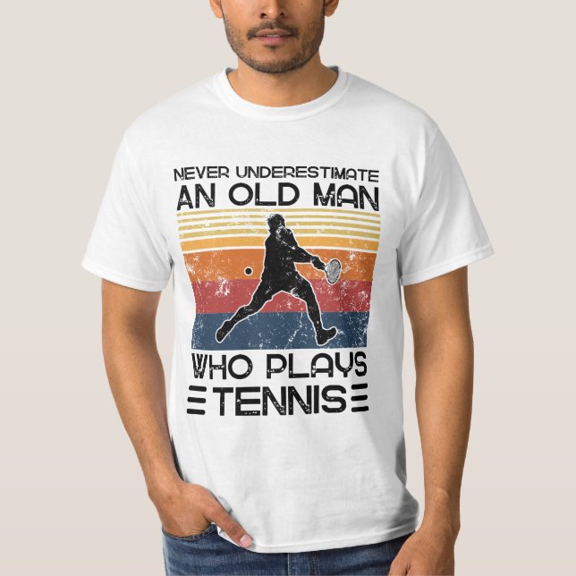 T-shirt Ne Sous-Estimez Jamais Un Vieux Homme Qui Joue Au  (Devant)