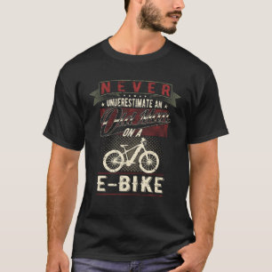 T-shirt Ne Sous-Estimez Jamais Un Vieux Homme Sur Un Vélo 