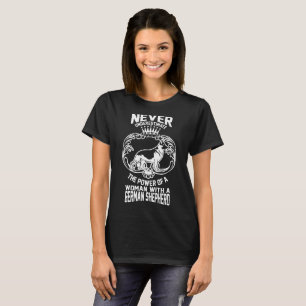 T-shirt Ne sous-estimez jamais une femme avec le berger