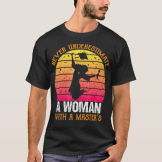 T-shirt Ne sous-estimez jamais une femme avec une maîtrise