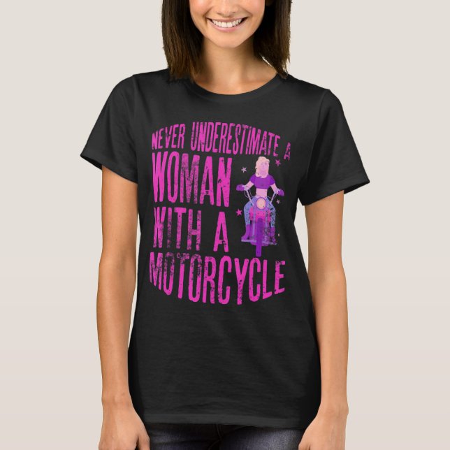 T-shirt Ne Sous-Estimez Jamais Une Femme Avec Une Moto Un  (Devant)