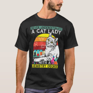 T-shirt Ne Sous-Estimez Jamais Une Femme De Chat Avec Une