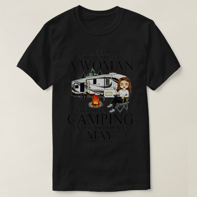 T-shirt Ne Sous-Estimez Jamais Une Femme Qui Aime Le Campi (Design devant)