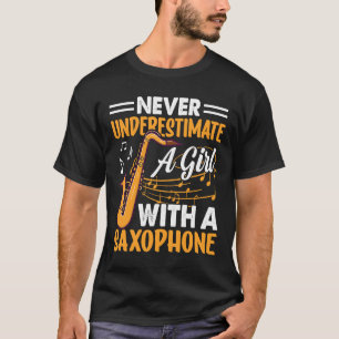 T-shirt Ne sous-estimez jamais une fille avec un saxophone