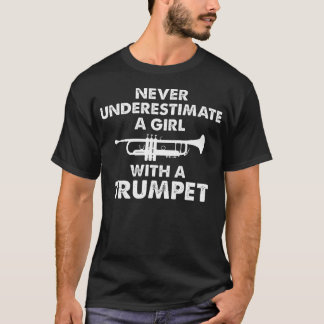 T-shirt Ne sous-estimez jamais une fille avec une