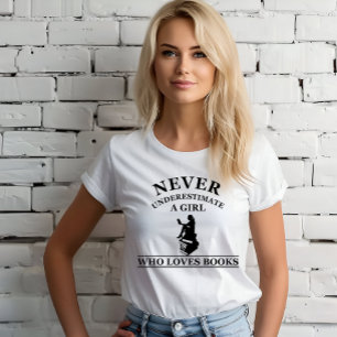 T-shirt ne sous-estimez jamais une fille qui aime les livr